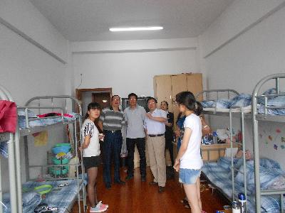院领导们视察实习生宿舍，了解同学们的住宿及实习情况